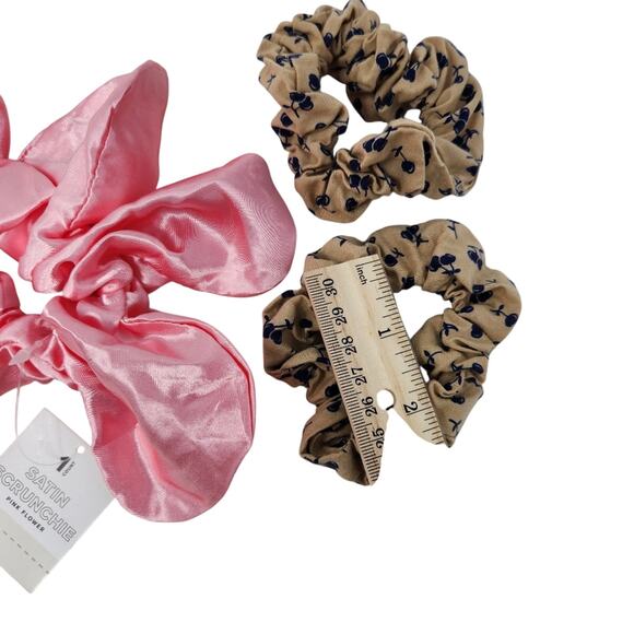 Wild Fable Pink Satin Flower Scrunchie Set Hair Clips 5 Pieces - Picture 7 of 9